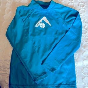 Okanu rashguard top for boys!